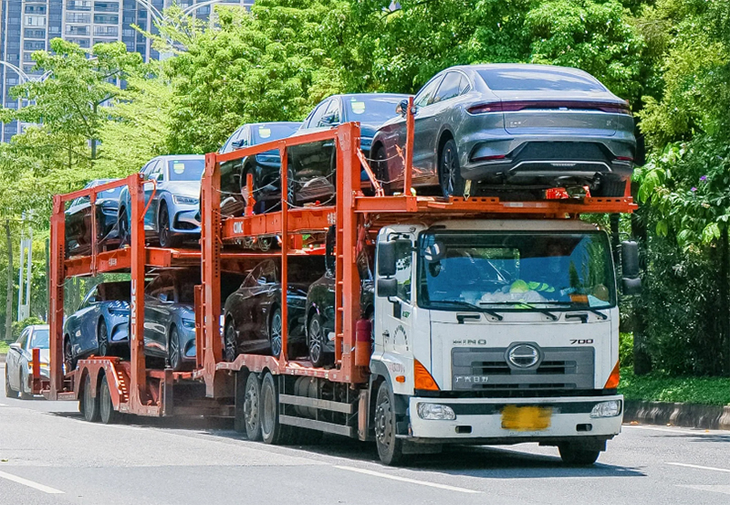  搬家、出差、異地工作，車輛運(yùn)輸成為一項(xiàng)重要的環(huán)節(jié)。如果您需要從四川將愛車運(yùn)往廣州，選擇專業(yè)的轎車運(yùn)輸公司至關(guān)重要。本文將詳細(xì)介紹四川到廣州轎車運(yùn)輸?shù)南嚓P(guān)信息，幫助您了解運(yùn)輸流程、注意事項(xiàng)以及如何選擇合適的托運(yùn)公司，讓您的愛車安全、便捷地抵達(dá)目的地。